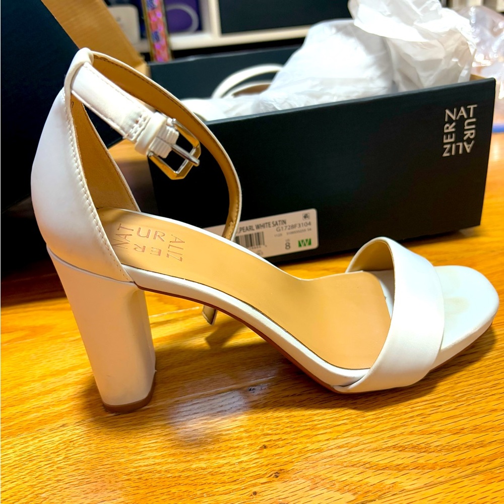 Naturalizer Joy heel - pearl white satin - size 8W